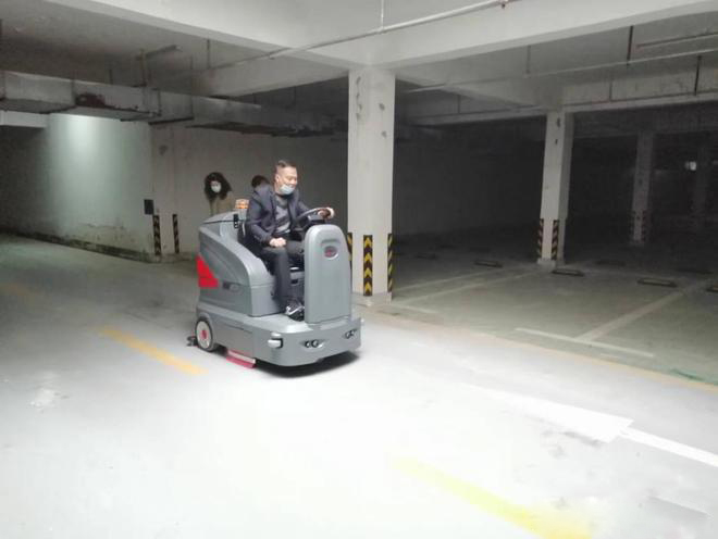 芜湖小区物业保洁不用人力改用驾驶式洗地机了